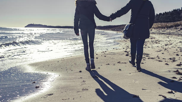  Mutter und Tochter spazieren am Strand *** Mother and daughter walking on the beach