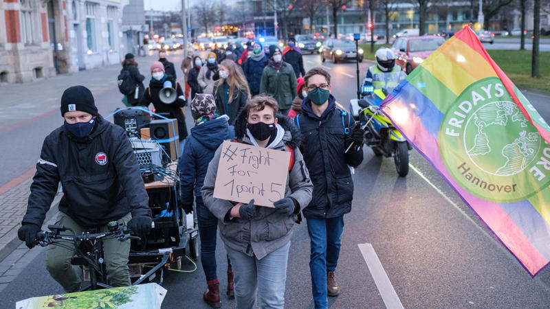 ARCHIV - 11.12.2020, Niedersachsen, Hannover: Aktivisten der Klimabewegung ·Fridays for Future· demonstrieren zum globalem Streikttag mit einem «Walk of Shame» in der Innenstadt. Sie fordern von der Politik im Umgang mit dem Klimawandel dieselbe Ents