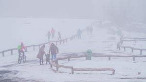 21.03.2021, Hessen, Schmitten: Menschen spazieren bei Nebel auf dem Plateau des Großen Feldbergs im Taunus. Am 20. März war Kalendarischer Frühlingsanfang. Foto: Andreas Arnold/dpa +++ dpa-Bildfunk +++