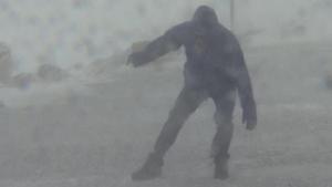 Schneesturm fegt mit 130 Km/h über den Brocken Nach Sturm Klaus ist bereits das nächste Sturmtief im Anmarsch. Luis fegte bereits am Vormittag über den Harz. Auf dem Brocken herrschten Blizzard ähnliche Verhältnisse. Sturmböen mit bis zu 130 Km/h und gleichzeitiger Schneefall hält selbst die Wagemutigsten kaum auf den Beinen. Nationalpark-Ranger warnen Wanderer vor Betreten des Brockens, es besteht Gefahr für Leib und Leben. / Unwetter, Sturm, Orkan, Tornado, Brocken, Sachsen-Anhalt, Niedersachsen, Harz, Wandern, Extremwetter, Schneefall, Blizzard, Schneeverwehungen, Wetterbild, Meteorologen, Wettervorhersage, Wetterprognose, Deutschland *** Blizzard sweeps with 130 Km h over the Brocken After storm Klaus is alr Copyright: xMartinxDziadekx