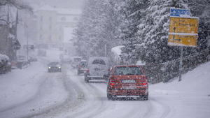 Der Winter zeigt mitten im April noch einmal seine Zähne. Ein regelrechtes Schneechaos gab es am Dienstag zum Berufsverkehr im Erzgebirge und dessen Vorland. Ein intensive Schneefallgebiet brachte den Verkehr zum Erliegen. Der Winterdienst eiskalt überrascht und gnadenlos überfordert. Viele Winterfahrzeuge der Straßenmeisterei wurden schon auf das Frühjahr umgerüstet. Die leidtragenden waren die LKW Fahrer. Kaum waren sie gestartet, kamen sie schon zum Erliegen. Bis zur Autobahn kamen sie erst gar nicht und selbst dort ging nichts mehr voran. Auf der A 72 bei Stollberg ging über 20 Kilometer in Richtung Chemnitz und Hof über eine Stunde rein gar nichts mehr. Selbst der Winterdienst blieb im Stau stecken. Auch hier standen unzählige