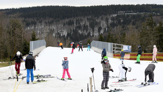 Auf einer dicken Schneedecke fahren sie immer noch Ski. und dass in einem Mittelgebirge. In Winterberg im Sauerland sind noch 13 Lifte in Betrieb. Seit 20 Jahren habe die Saison noch nie so weit in das Frühjahr hineingeragt, hieß es.
