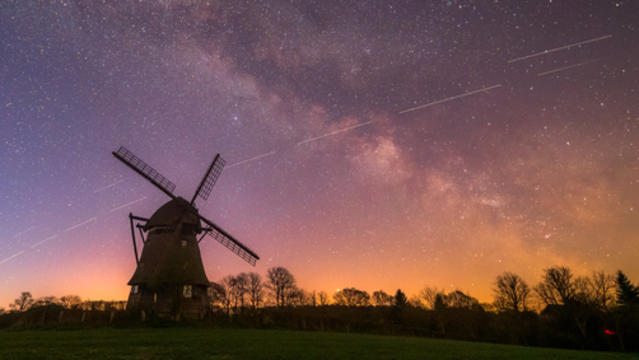 So mancher Beobachter wird sich bereits gewundert haben über die fremdartige Lichterkette am Nachthimmel. Dabei handelt es sich nicht um eine Alien-Armada, die eine Invasion vorbereitet. Es ist ein Projekt von Elon Musk.