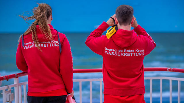 In diesen Tagen beziehen die ersten Rettungsschwimmer an Nord- und Ostsee ihre Posten. Sie blicken mit Sorgen auf die zweite Badesaison in Corona-Zeiten: „Wir befürchten für die Sommersaison 2021 deutlich mehr Probleme und Zwischenfälle.“