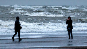 Norderney. 28 JAN 2020. Sturmtief Lolita über der Nordseeküste. Vereinzelte Strandbesucher lassen sich vom kalten Wind durchpusten. OSTFRIESLAND. Ostfriesische Inseln. *** Norderney 28 JAN 2020 Stormy low Lolita over the North Sea coast Sporadic beach visitors are blown through by the cold wind Copyright: JanisMEYER/Priller&MAUG JMY086321X
