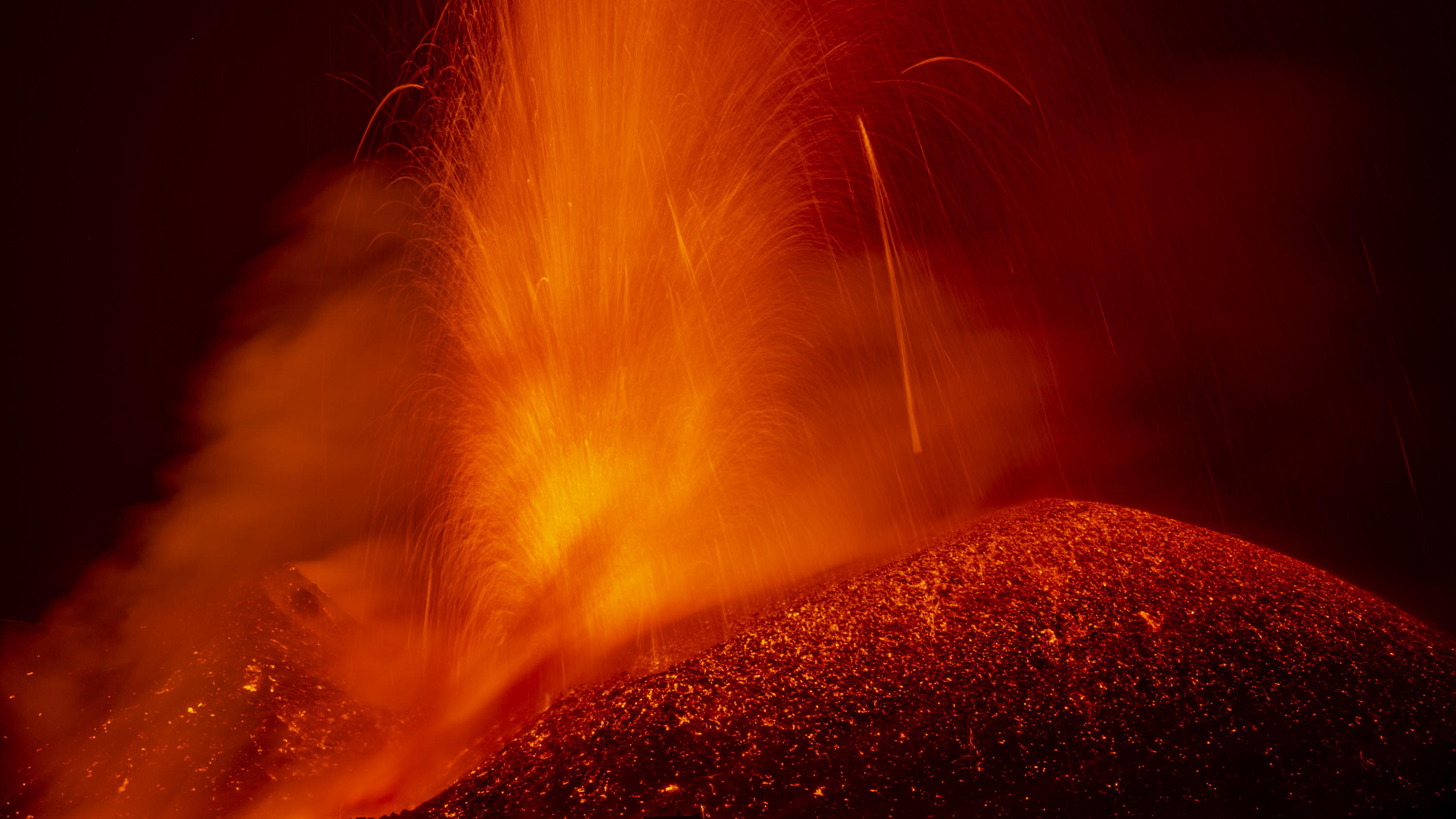 24.05.2021, Italien, Catania: Lava strömt aus dem südlichen Seitenkrater des Ätna, der höchste aktive Vulkan in Europa. Foto: Salvatore Allegra/AP/dpa +++ dpa-Bildfunk +++