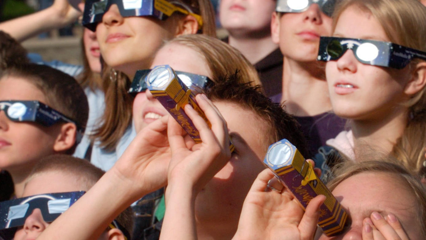 Eine Sonnenfinsternisbrille kann die Augen während des Spektakels schützen. 