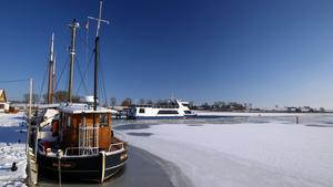 Hölzerne Fischkutter liegen am Montag (30.01.2012) im Hafen von Kirchdorf auf der Ostseeinsel Poel im Eis fest. Mit Dauerfrost und Sonnenschein zeigt sich das Wetter in Norddeutschland von seiner winterlichen Seite. Foto: Jens Büttner dpa/lmv  +++(c) dpa - Bildfunk+++