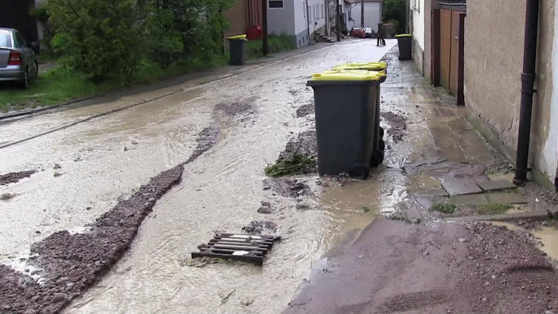 Überflutete Straße in Thüringen