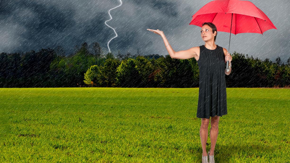 Bald sprinten die Werte wieder nach oben. Je nach Region werden Werte um 35 Grad erwartet. Dieser Hitze ist gleichzeitig explosiv. Und so bleiben die Gewitter nicht fern und machen sich von Westen aus auf den Weg ins ganze Land.