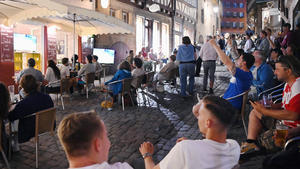 Tuebingen 11.06.2021 Fussball Europameisterschaft 2021 Eroeffungsspiel Italien - Tuerkei Public-Viewing vor der italienischen Restaurant, Alte Kunst, in der Marktgasse der Tuebinger Innenstadt *** Tuebingen 11 06 2021 European Football Championship 2021 opening match Italy Turkey Public Viewing in front of the Italian Restaurant, Alte Kunst, in the Marktgasse of Tuebingen city centre