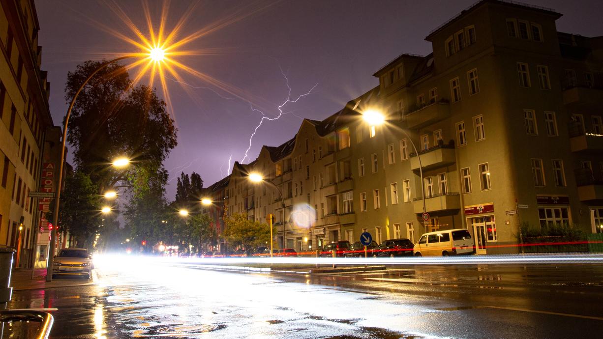 Das Wochenende wird nicht lustig: In der Nacht kommen Orkanböen, großer Hagel und starker Regen. Dazu ist es wahnsinnig schwül. Das heißt, örtlich wird es übel krachen. Ziemlich extrem.