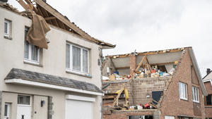 20.06.2021, Belgien, Beauraing: Zwei Häuser sind nachdem ein Tornado, der in der Nacht durch den Ort fegte, abgedeckt. Foto: Anthony Dehez/BELGA/dpa +++ dpa-Bildfunk +++