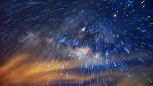 Sternschnuppen am Sternenhimmel im Juli, Meteorschauer