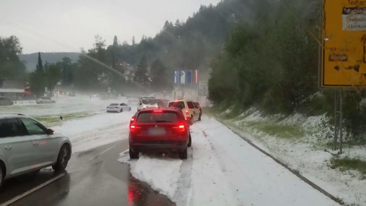 Es hört einfach nicht auf: Neue, heftige Gewitter sind über Baden-Württemberg und Bayern gezogen. Diesmal hatten sie vor allem Hagel im Gepäck. Aber auch enorm viel Regen sorgte wieder für Überflutungen.