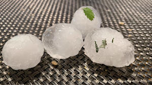 Tutzing, Deutschland 22. Juni 2021: Das heutige zweite Unwetter binnen 24 Stunden in Tutzing am Starnberger See im Landkreis Starnberg. Wieder kam ein Hagelschauer mit grossen Hagelkörnern und setzte Strassen unter Wasser. Hier vier der Hagelkörner. Starnberger See Bayern *** Tutzing, Germany 22 June 2021 Todays second thunderstorm within 24 hours in Tutzing at Lake Starnberg in the district of Starnberg Again a hailstorm came with large hailstones and put streets under water Here four of the hailstones Starnberger See Bayern Copyright: xFotostandx/xWagnerx