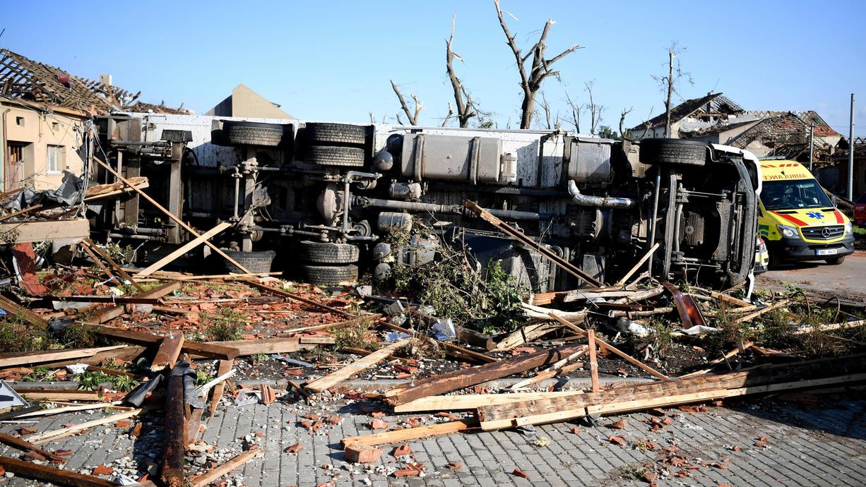 Ein Tornado hat am Donnerstag im Südosten Tschechiens eine Spur der Verwüstung hinterlassen. Nach einer ersten Schätzung der Feuerwehr könnte es bis zu 150 Verletzte geben. In Medienberichten war außerdem von fünf Todesopfern die Rede.