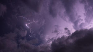 Unwetter in Bayern Blitze eines Gewitters sind am späten Abend am Himmel zu sehen., Geretsried Deutschland *** Thunderstorm in Bavaria Lightning of a thunderstorm is seen in the sky in the late evening , Geretsried Germany 