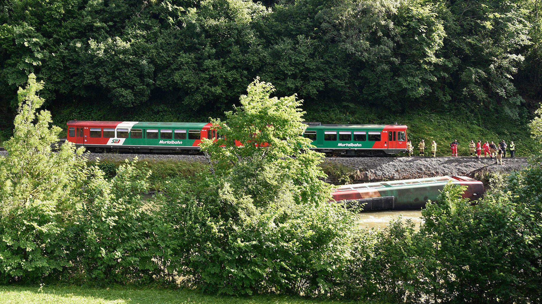 Kinder verletzt Waggon der Murtalbahn stürzt in Fluß