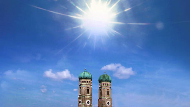 News Bilder des Tages Hitze, Hitzewelle, München, Wetter, Sommer, Sonne, Sonnenschein, Temperatur, 30 Grad bis 36 Grad, Thermometer, Frauenkirche, Stadtansicht, Innenstadt , UV Index, *** Heat, heat wave, Munich, weather, summer, sun, sunshine, temperature, 30 degrees to 36 degrees, thermometer, Frauenkirche, city view, downtown, UV Index, Copyright: xHeinzxGebhardtx