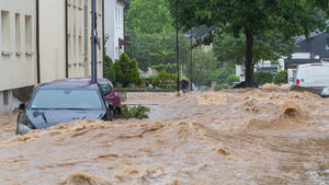 14.07.2021, Hagen, Deutschland, - Wassermassen fließen eine Straße hinunter im Stadtteil Hohenlimburg. *** 14 07 2021, Hagen, Germany, water masses flow down a street in the district of Hohenlimburg