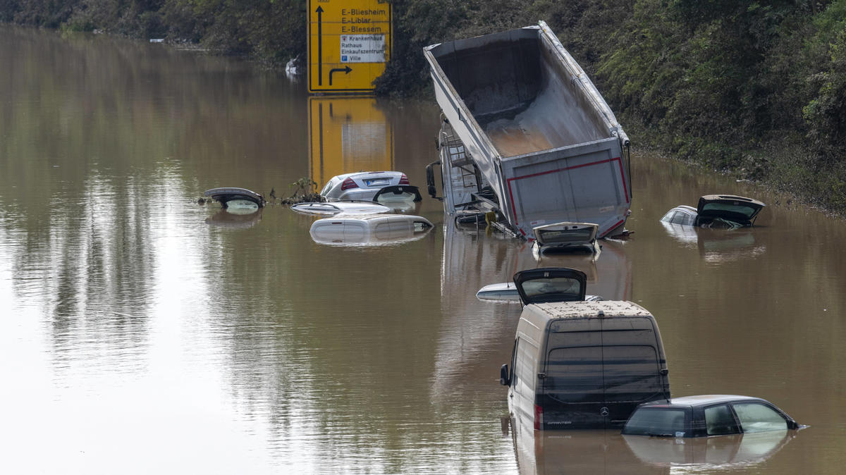 UNWETTER-LIVETICKER: Etwa 100 Fahrzeuge bei Erftstadt ...