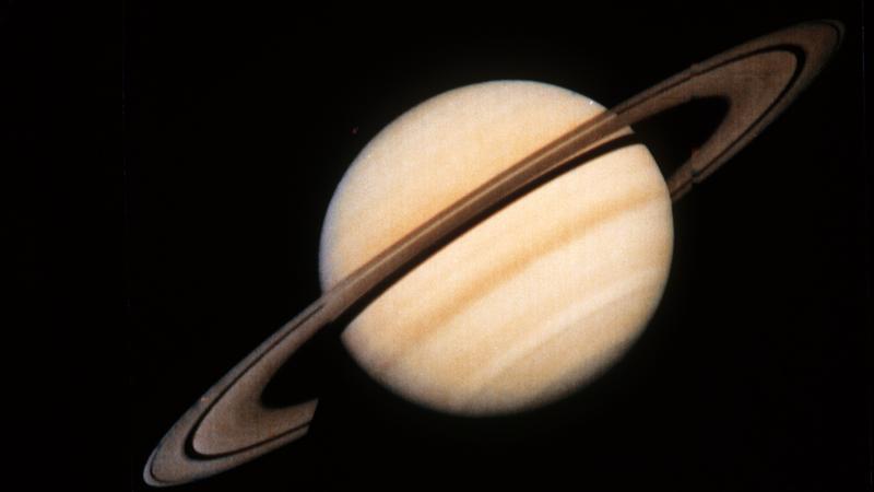Der Saturn mit seinen Ringen, von der Sonde Voyager 1 der US-Raumfahrtbehörde NASA am 18. Oktober 1980 übermittelt. Der Planet Saturn ist der zweitgrößte Planat im Sonnensystem. Er besteht aus Wasserstoff und Helium und hat von allen Planeten die ger