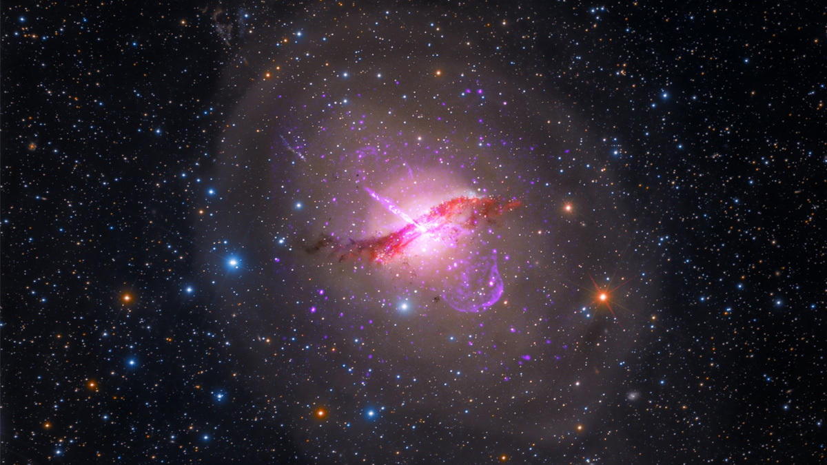 Die Galaxie Centaurus A liegt viele Millionen Lichtjahre entfernt. 