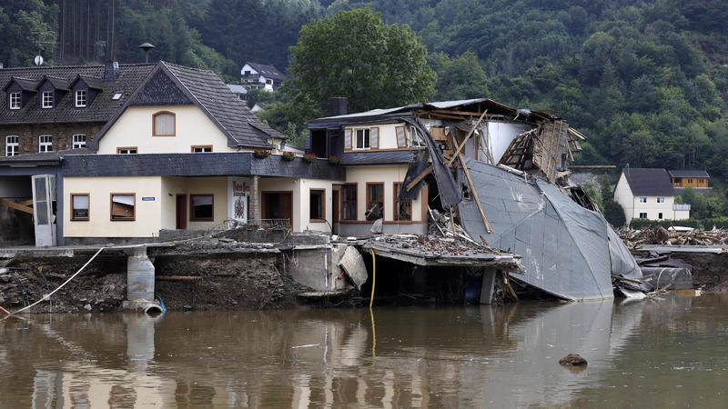 Nach dem Jahrhunderthochwasser in der Eifel durch heftige Regenfälle und Dauerregen mit Überschwemmungen und Überflutungen laufen die Aufräumarbeiten im Ahrtal.