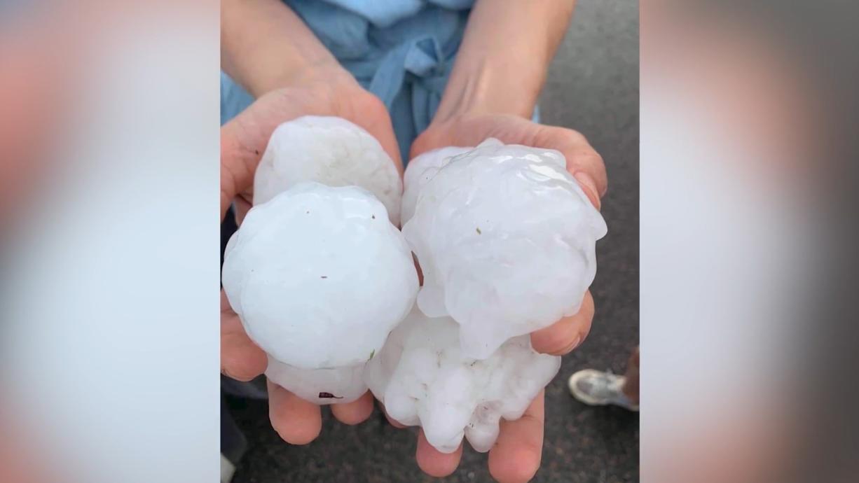 Es hört einfach nicht auf. Wieder gab es Unwetter, liefen Keller voll, wurden Straßen geflutet. Diesmal traf es besonders den Süden Deutschlands und ganz extrem Norditalien. Dort fielen Eisbrocken so groß wie Tennisbälle vom Himmel.
