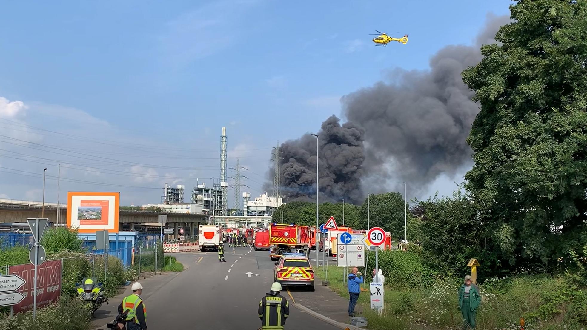 Explosion in Leverkusen: Ein Mitarbeiter tot geborgen ...