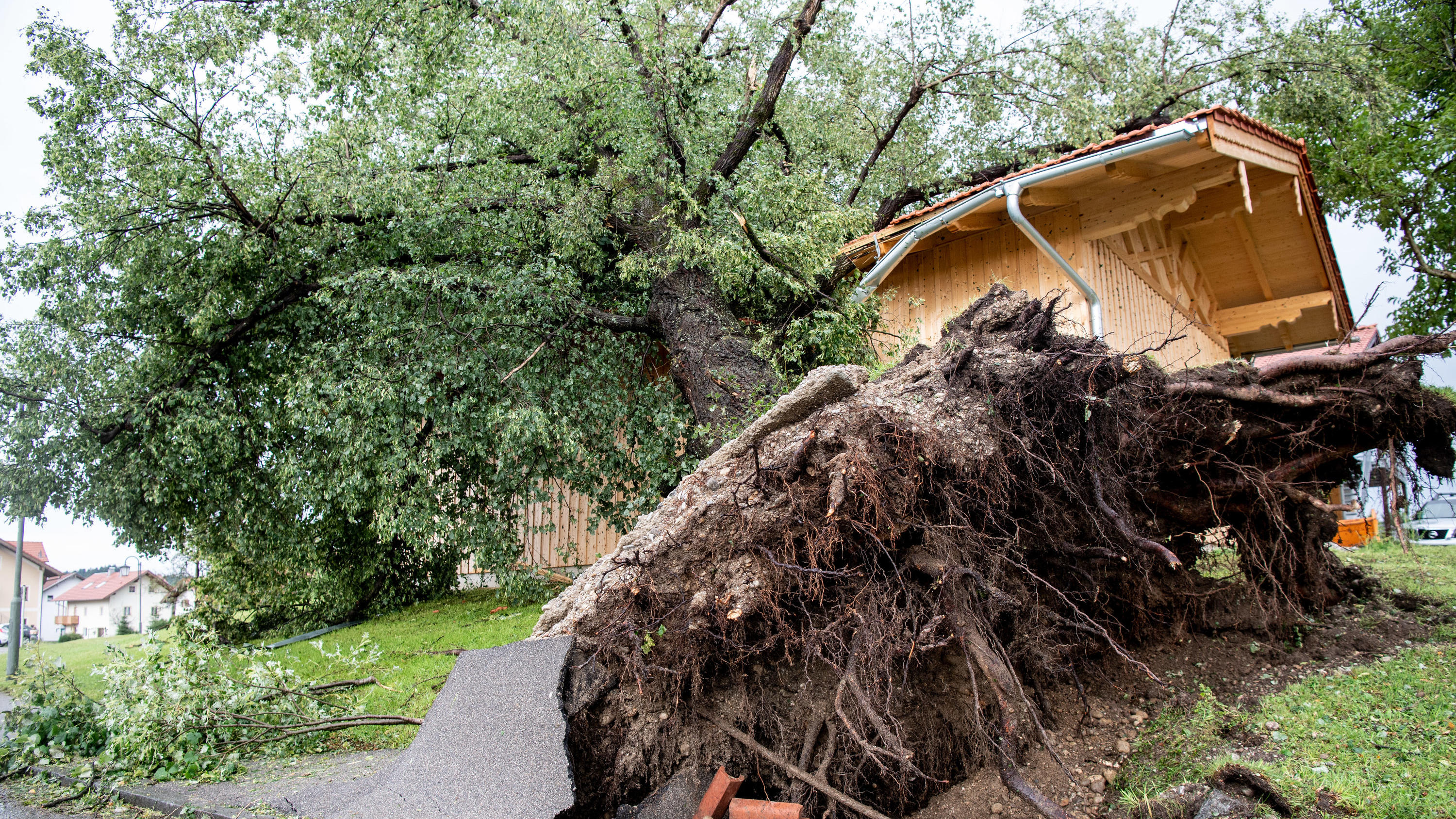 Bayern Heftiges Unwetter Mit Starkregen Hinterlasst Chaos In Gemeinden Bei Rosenheim Wetter De