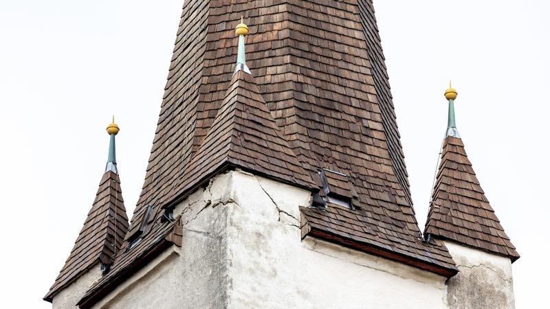 Das Unwetter in Oberbayern beschädigt diesen Kirchturm in Halfing.