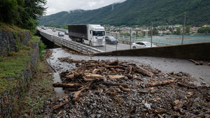 27.07.2021, Schweiz, Capolago: Angeschwemmtes Holz liegt auf einer Straße. Nach anhaltenden und ergiebigen Regenfällen sind einzelne Straßen im Tessin blockiert, der Verkehr behindert und bei Capolago am Luganersee hat sich Schwemmholz angesammelt. Foto: Davide Agosta/KEYSTONE/Ti-Press/dpa +++ dpa-Bildfunk +++