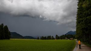 Gewitter in Bayern 22.06.2019, Krün (Bayern): Ein Gewitter mit Starkregen ist nahe des Barmsees in den bayerischen Alpen zu sehen., Krün Deutschland *** Thunderstorm in Bavaria 22 06 2019, Krün Bayern A thunderstorm with heavy rain can be seen near the Barmsee in the Bavarian Alps , Krün Germany
