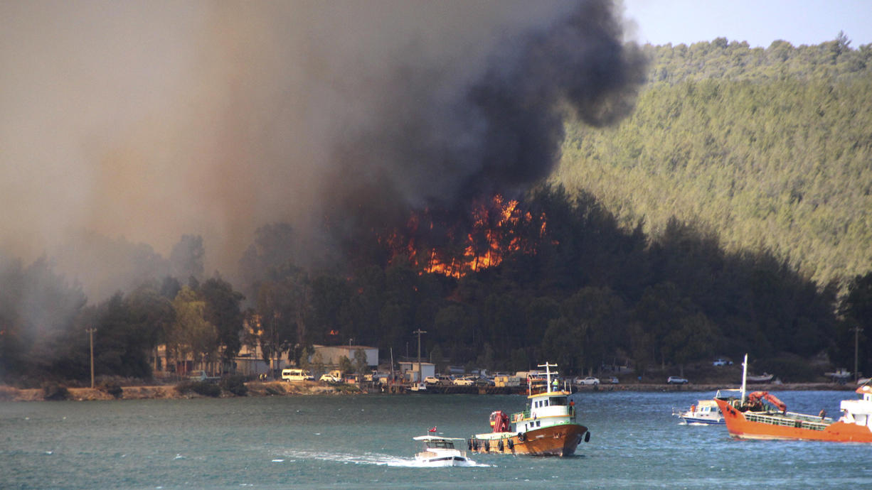 Waldbrände wüten an der türkischen Mittelmeerküste und in einigen weiteren Regionen: Bei dem Feuer in der Region Antalya sind drei Menschen getötet und 183 verletzt worden, berichtet die staatliche Nachrichtenagentur Anadolu.