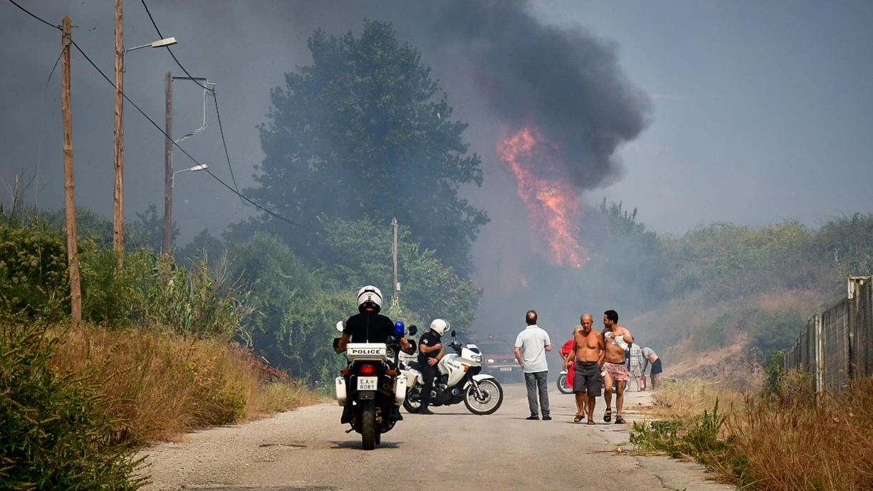Dauerhitze über 40 Grad und Dutzende Waldbrände machen den beliebten Urlaubsländern Türkei, Italien und Griechenland schwer zu schaffen. Auch in der Touristenhochburg Rhodos stehen Wälder in Flammen.
