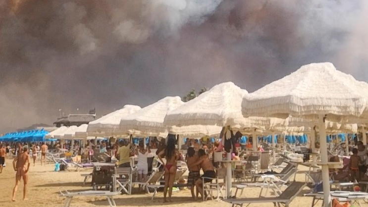 Thick plumes of smoke are seen from a beach in Pescara, Italy August 1, 2021 in this still image  obtained from a social media video on August 2, 2021. Patrizia Bordonaro/via REUTERS THIS IMAGE HAS BEEN SUPPLIED BY A THIRD PARTY. MANDATORY CREDIT. NO RESALES. NO ARCHIVES.