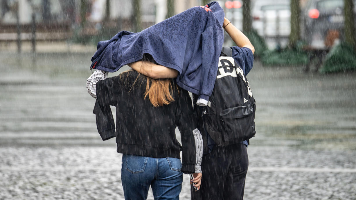 Bei Temperaturen ab 25 Grad spricht man von Sommertemperaturen. Die sind allerdings selten in den nächsten Tagen: Der August 2021 bleibt im Herbstmodus. Es ist weder das richtige Wetter fürs Sonnenbaden noch für Badeseen.