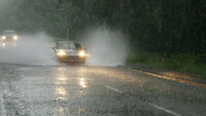Berlin - Deutschland. Ein heftiges Unwetter mit Starkregen geht nieder, Autos fahren durch riesige Lachen. *** Berlin Germany A violent storm with heavy rain falls, cars drive through huge puddles
