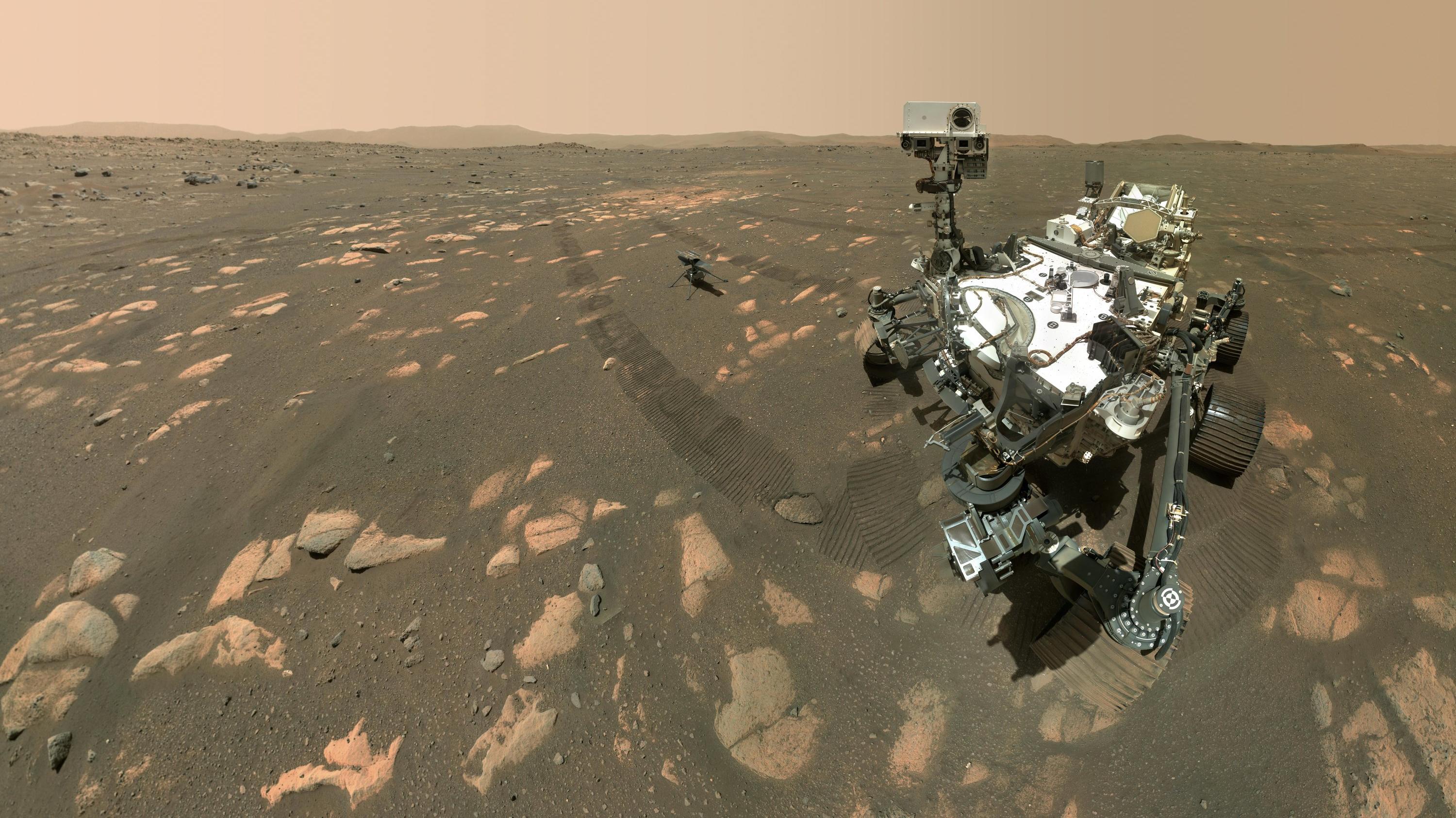 ARCHIV - 06.04.2021, ---: Dieses Handout der US-Raumfahrtbehörde Nasa zeigt den US-Rover «Perseverance» (r) neben dem Mini-Hubschrauber «Ingenuity» (M) auf dem Mars. Das Bild hat der Nasa-Rover geschossen. (zu dpa 