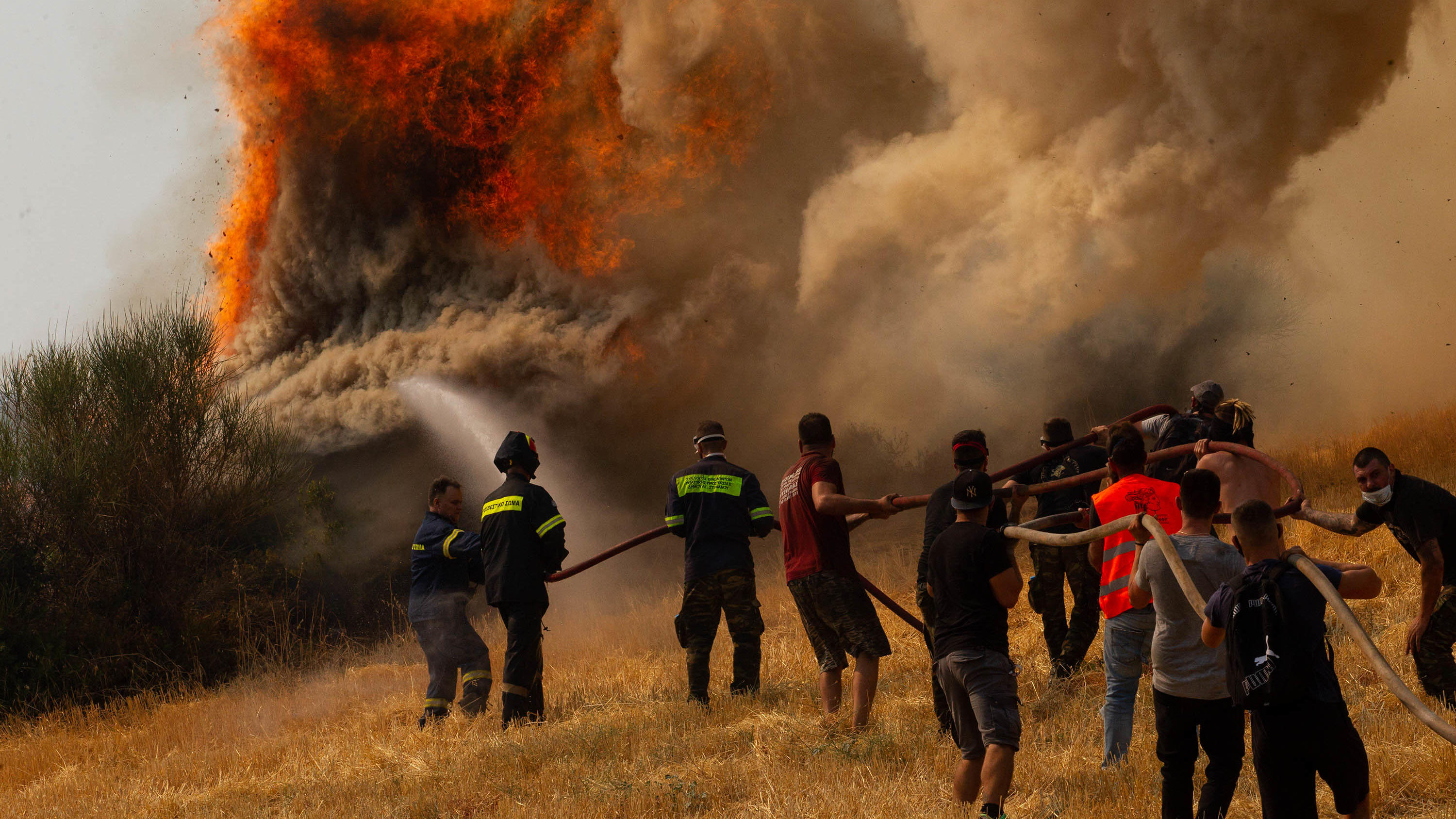 dpatopbilder - 06.08.2021, Griechenland, Afidnes: Feuerwehrleute und Freiwillige versuchen ein Feuer in Afidnes, etwa 30 Kilometer von der griechischen Hauptstadt Athen entfernt, zu löschen. Die Brände in Griechenland sind weiterhin außer Kontrolle. 