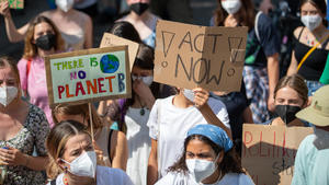 World Overshoot Day: Fridays for Future Demo in München, Mindestens 188 Klimaaktivist*innen versammelten sich am 30.7.2021 in München, um für mehr Klimaschutz . - At least 188 climate activists gathered on July 30, 2021 in Munich, Germany to protest for more climate protection. *** World Overshoot Day Fridays for Future Demo in Munich, At least 188 climate activists gathered on July 30, 2021 in Munich, Germany to protest for more climate protection At least 188 climate activists gathered on July 30, 2021 in Munich, Germany to protest for more climate protection