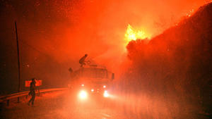dpatopbilder - 07.08.2021, Türkei, Mugla: Feuerwehrleute kämpfen gegen die Flammen. Massiven Waldbrände sind vor 10 Tagen in den südlichen und südwestlichen Küstenstädten der Türkei ausgebrochen. Foto: -/XinHua/dpa +++ dpa-Bildfunk +++