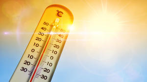FOTOMONTAGE, Thermometer vor brennender Sonne, Symbolfoto Klimaerwärmung und Hitzewelle *** PHOTOMONTAGE, thermometer in front of burning sun, symbol photo global warming and heat wave 