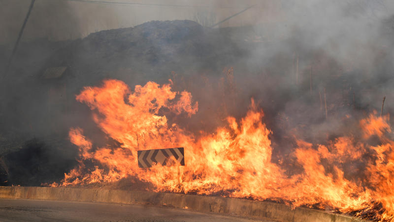 10.08.2021, Italien, Blufi: Blick auf lodernde Flammen in der Gemeinde Blufi in den oberen Madonien nahe Palermo. Sizilien, Sardinien, Kalabrien und auch Mittelitalien, wo Temperaturen in Rekordhöhe erwartet werden, wurden von Waldbränden schwer getr