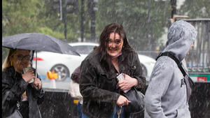 . 30/07/2021. London, United Kingdom. Storm Evert London. Tourists at Marble Arch seek cover from torrential rain showers as Storm Evert approaches from the south. PUBLICATIONxINxGERxSUIxAUTxHUNxONLY xMartynxWheatleyx/xi-Imagesx IIM-22466-0041 