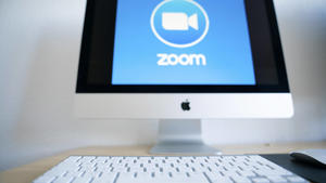 Das virtuellen Meeting Programm Zoom von Google ist in der Corona-Zeit eines der wichtigsten Programme für virtuellen Unterricht, Videokonferenzen und Online-Meetings *** The virtual meeting program Zoom by Google is one of the most important programs for virtual lessons, video conferences and online meetings in the Corona time. Foto:xJ.xKrickx/xFuturexImage