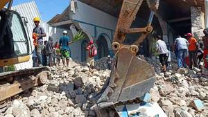 15.08.2021, Haiti, Les Aglais: Rettungskräfte beseitigen Trümmer mit einem Bagger nach dem Erdbeben in Les Aglais. Die Zahl der Todesopfer des Erdbebens der Stärke 7,2 in Haiti stieg auf 1297, während die Rettungskräfte im Vorfeld eines herannahenden Tropensturms weiter nach Überlebenden in den Trümmern suchten. Foto: Jiang Gong/XinHua/dpa +++ dpa-Bildfunk +++