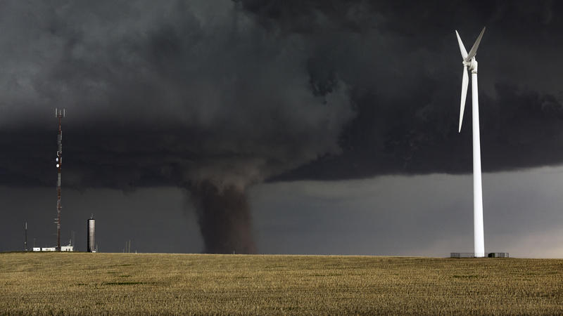 Tornado, Windhose im Hintergrund. Ist der Klimawandel schuld?